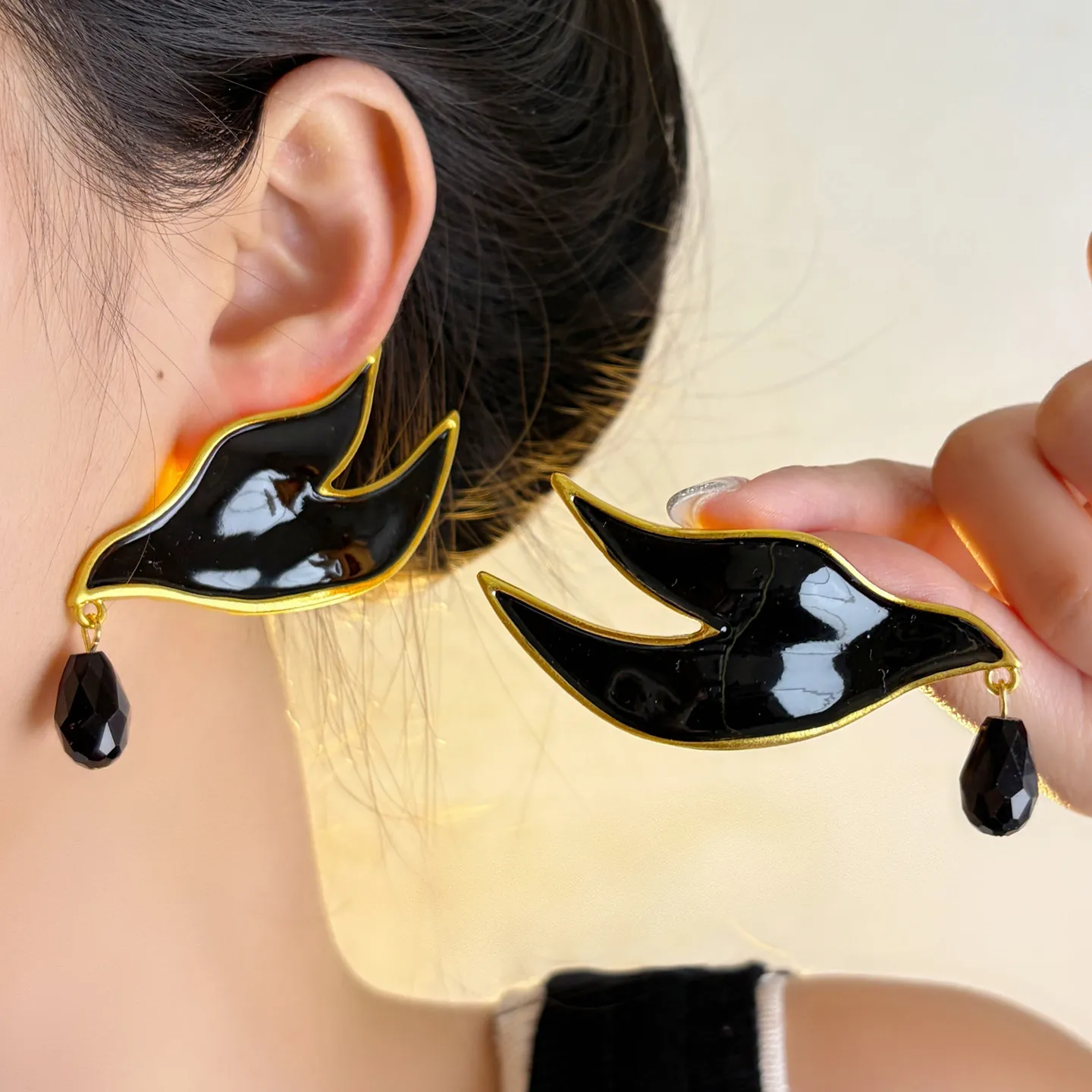 Black Enamel Swallow Drop Earrings Teardrop Crystal Pendant Gold Plated Abstract Bird Statement Earrings Women Party Jewelry