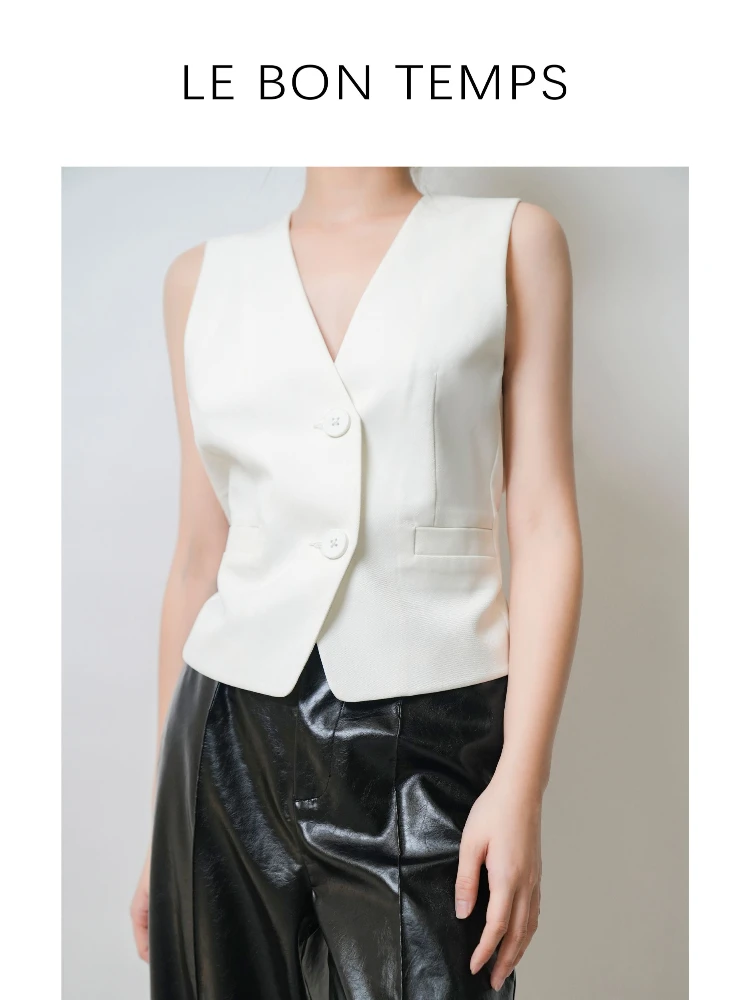 

Топ-майка LE BON TEMPS с V-образным вырезом и ажурным дизайном, оригинальный дизайн, из смесовой шерсти, укороченный, умеренно теплый, на одной пуговице.