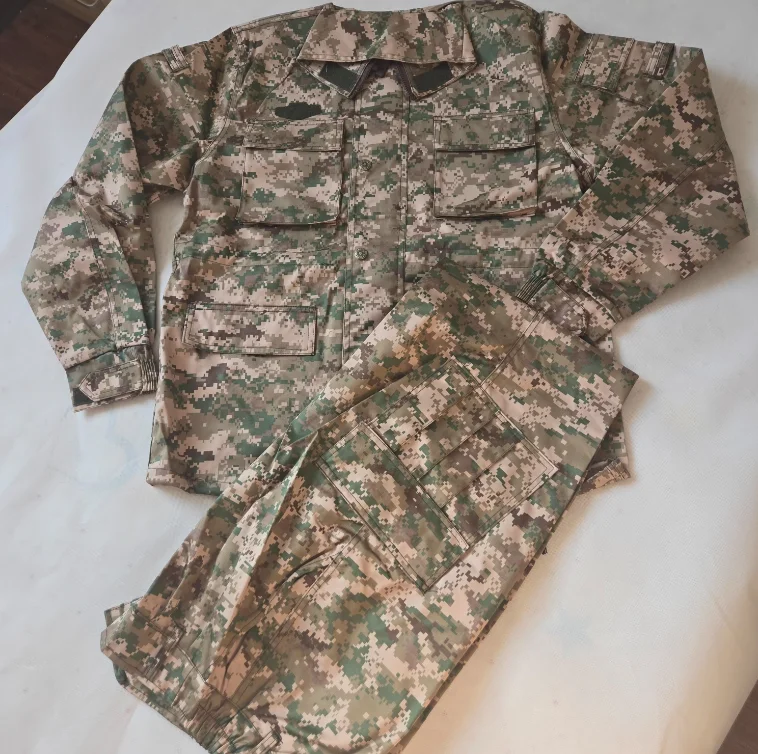 Homem uniforme de camuflagem de sobrevivência russa inclui calça jaqueta