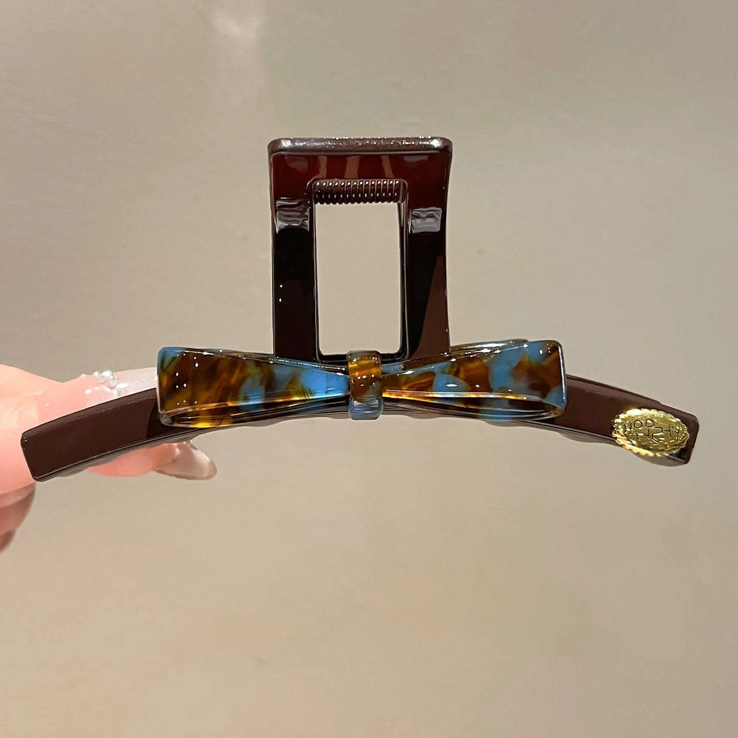 Japanese and Korean High-End Acetic Acid Bow Grab Clip Women 2026 New Temperament, a Lot of Hair on the Back of the Head