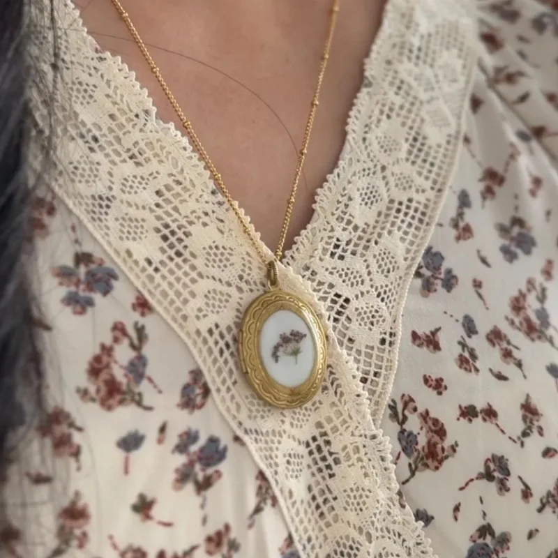 New Fashion White Floral Dried Flower Box Necklace For Women Girls Gold Border Vintage Pendant Necklace Jewelry Accessory Girls
