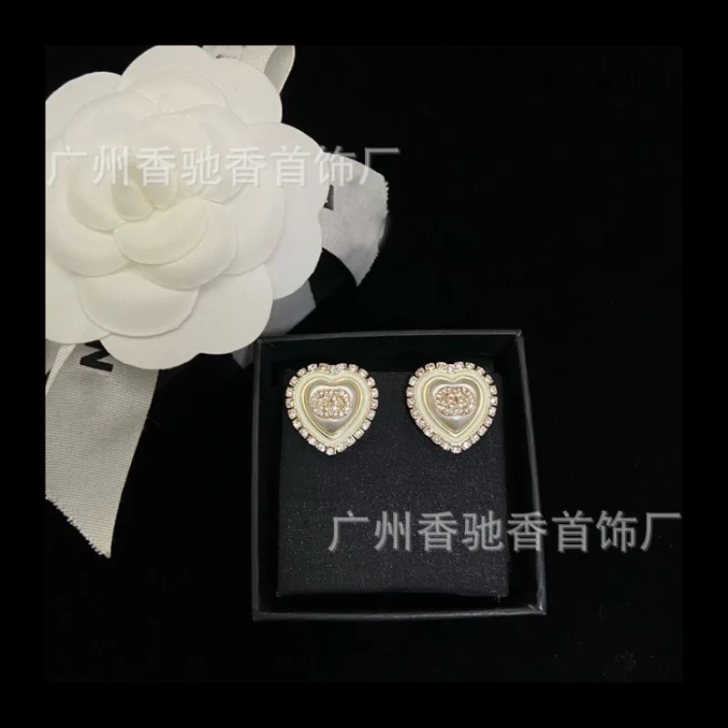 

New Diamond-encrusted Love Simple White Peach Heart Stud Earrings Female Explosion