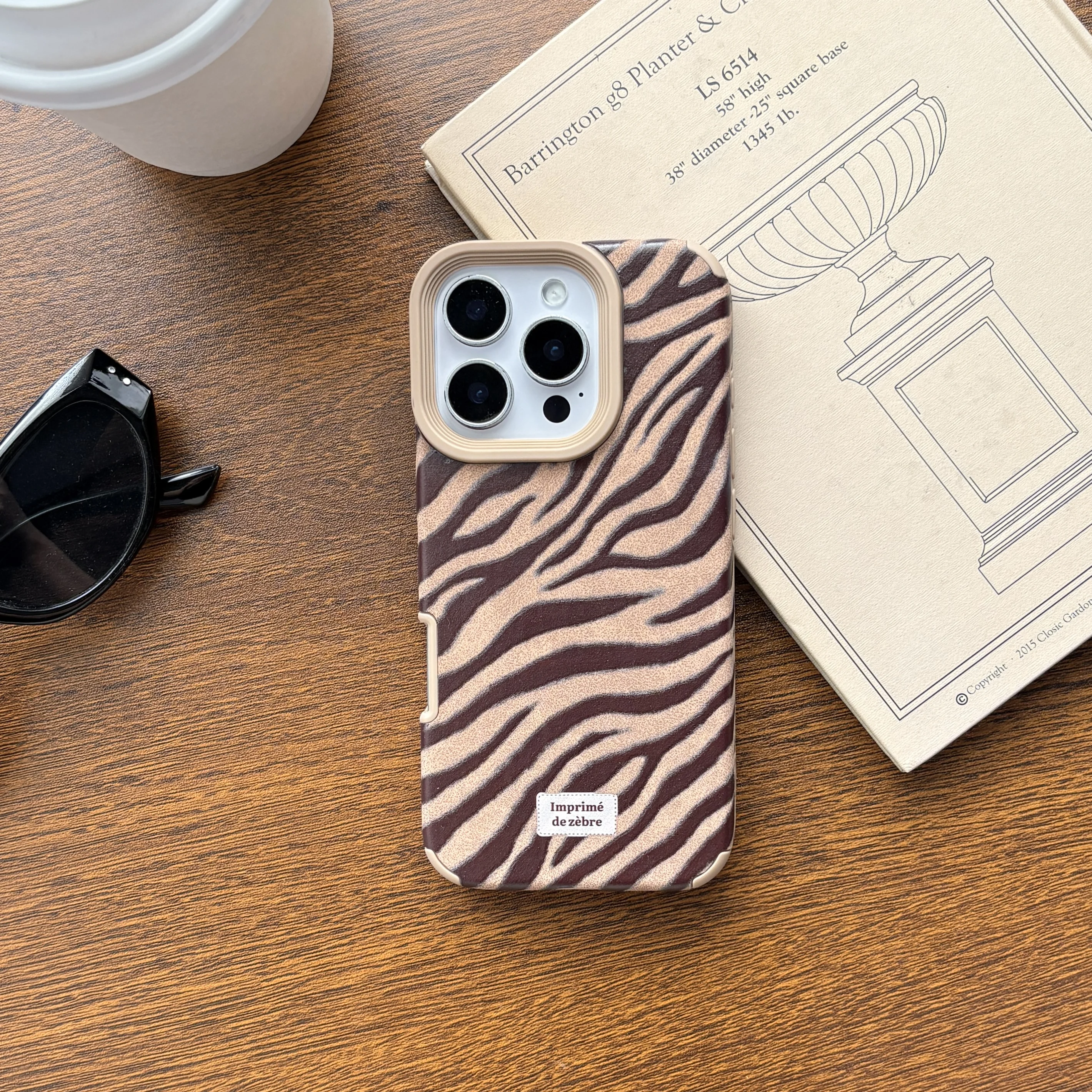 レトロブラウンフェイクレザー ゼブラ柄 水波紋 マットテクスチャ スマホケース iPhone 13 14 15 16 17 Pro Max 17 Air対応