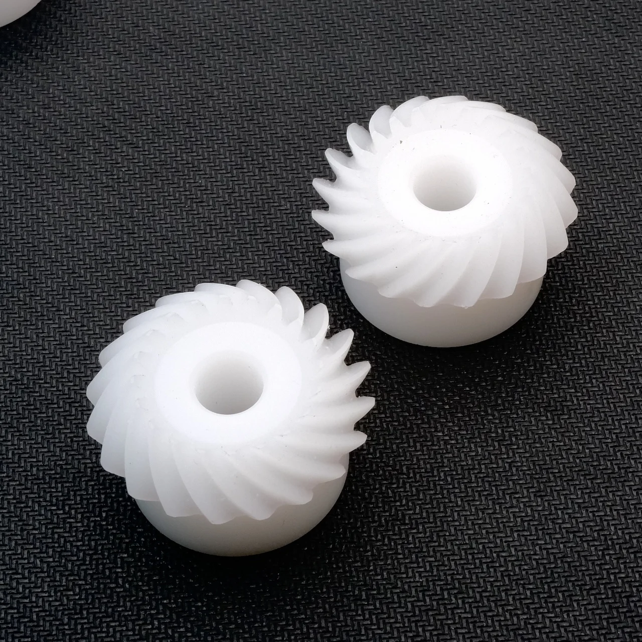 1:1 Spiral Bevel Gear 2M 20T 10mm POM Nylon Plastic 90-Degree Engaged Gear for Mechanical Systems