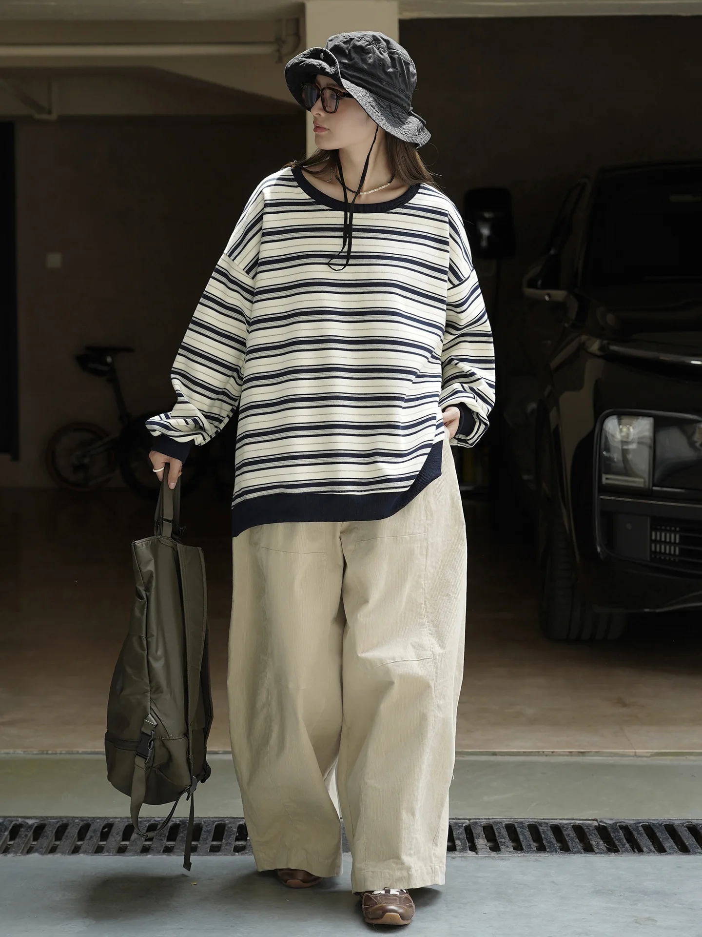 Otoño nuevo japonés moda y fresco contrastante ropa deportiva de rayas gruesas silueta suelta top para mujeres