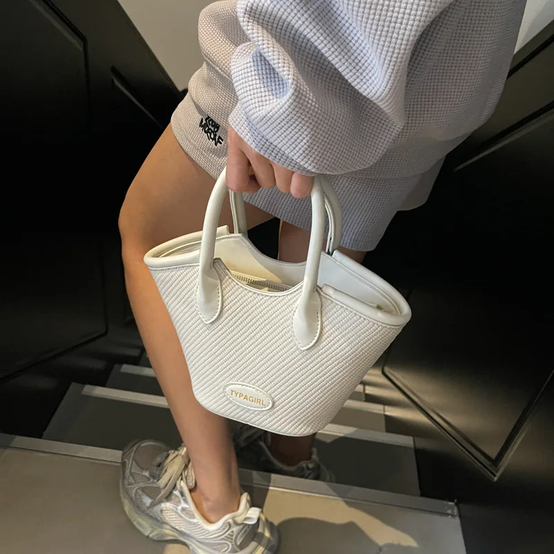 

New in 2025: Women's Niche Contrasting Color Messenger Bucket Bag Portable, Temperament Sense, Fashionable & Versatile Small Bag