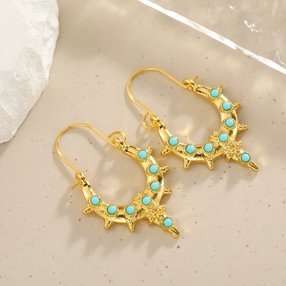 Vintage-style Sharp-pointed Crescent-shaped Pendant Made of Artificial Gemstones, Suitable for Parties and Gatherings.