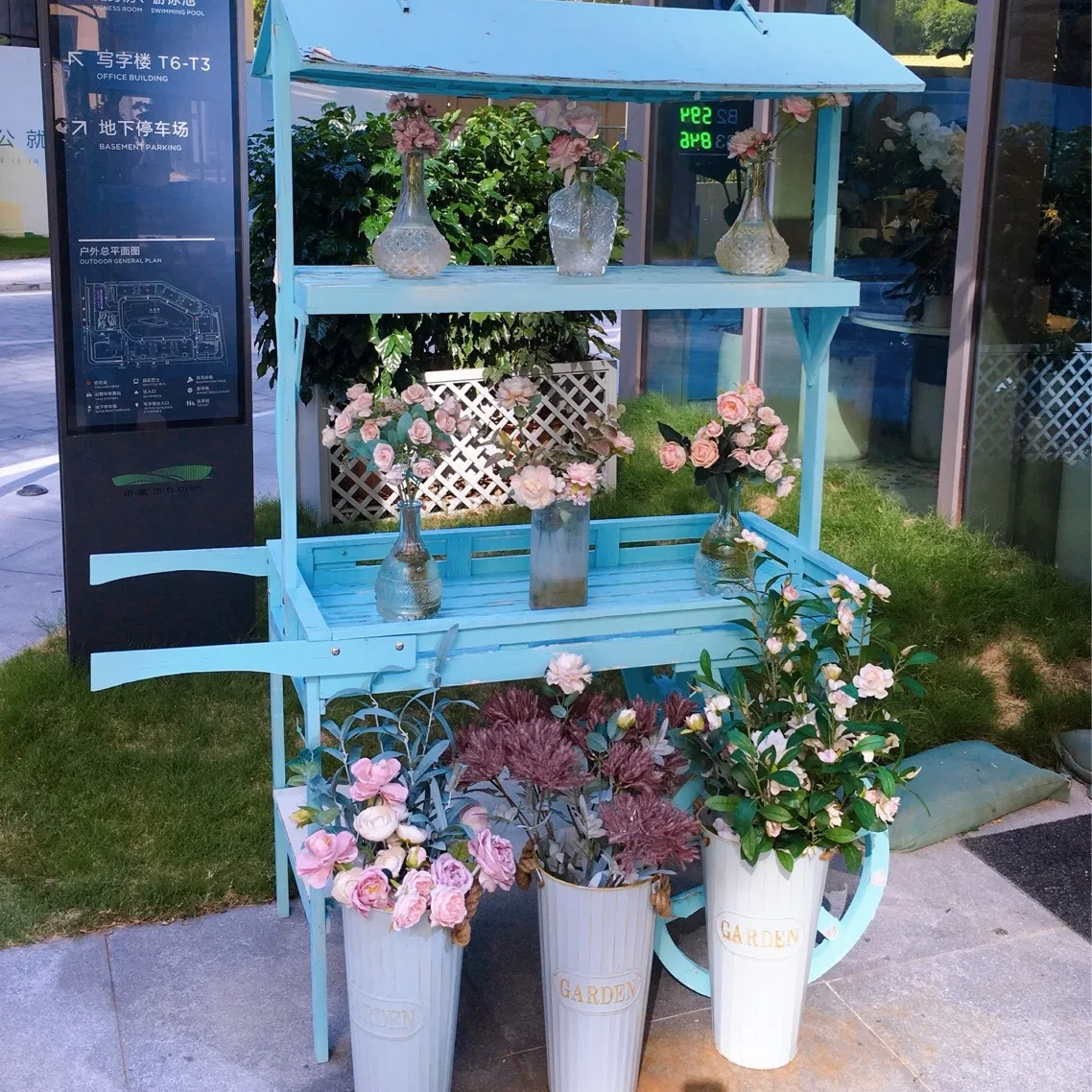 

American rural hand push wooden float flower stand flower rack flower shop decorative display rack retro cart