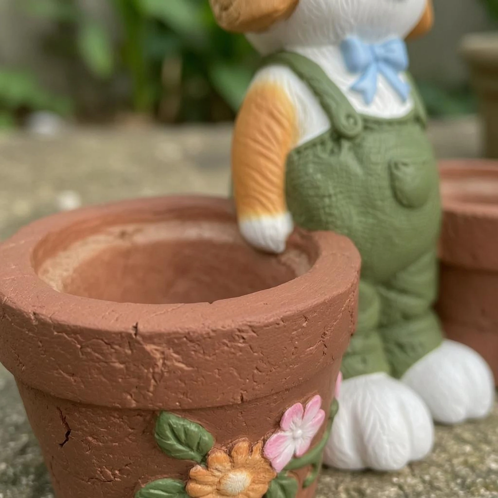 Solar Dog Planter Statue Magnesium Compound Oxide Dog Statue Planter Resin Creature Flower Pot Sculpture Green Overalls Garden