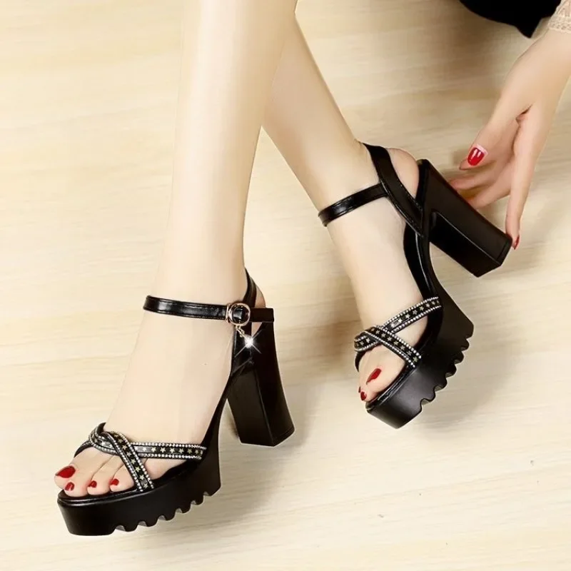 Neue Mode Kristall dicke High Heel Sandalen für Frauen 2024 Sommer Open Toe Knöchel riemen Plattform Sandalen Schuhe Frau schwarz weiß