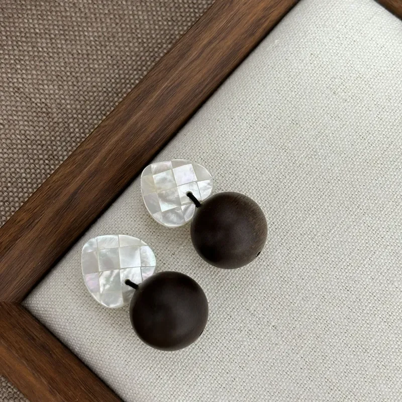 New Chinese splicing white shell love stud earrings matte sandalwood bead earrings literary zen log earrings Source female