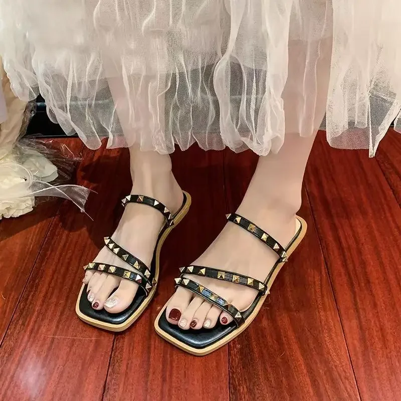 

Новинка лета 2024, сандалии с заклепками, летние женские туфли на плоской подошве с квадратным носком, римская женская обувь для прогулок