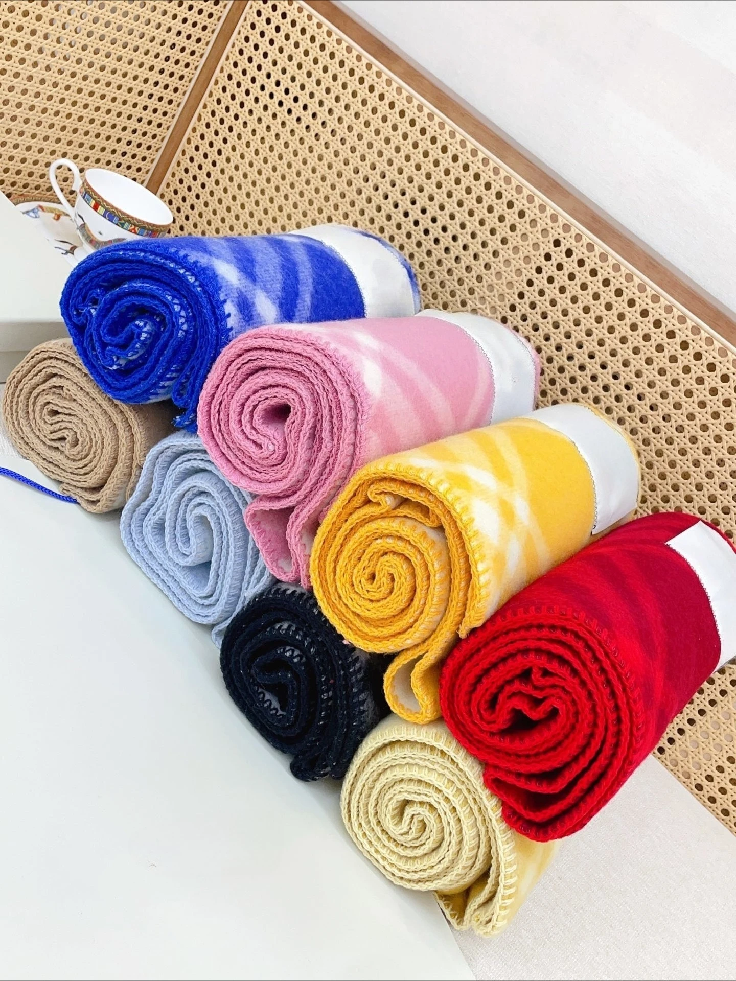 

Дизайнерская роскошная кашемировая шаль в клетку 2025 года, осенне-зимний легкий роскошный двусторонний теплый шарф, шарф на шею 180*30