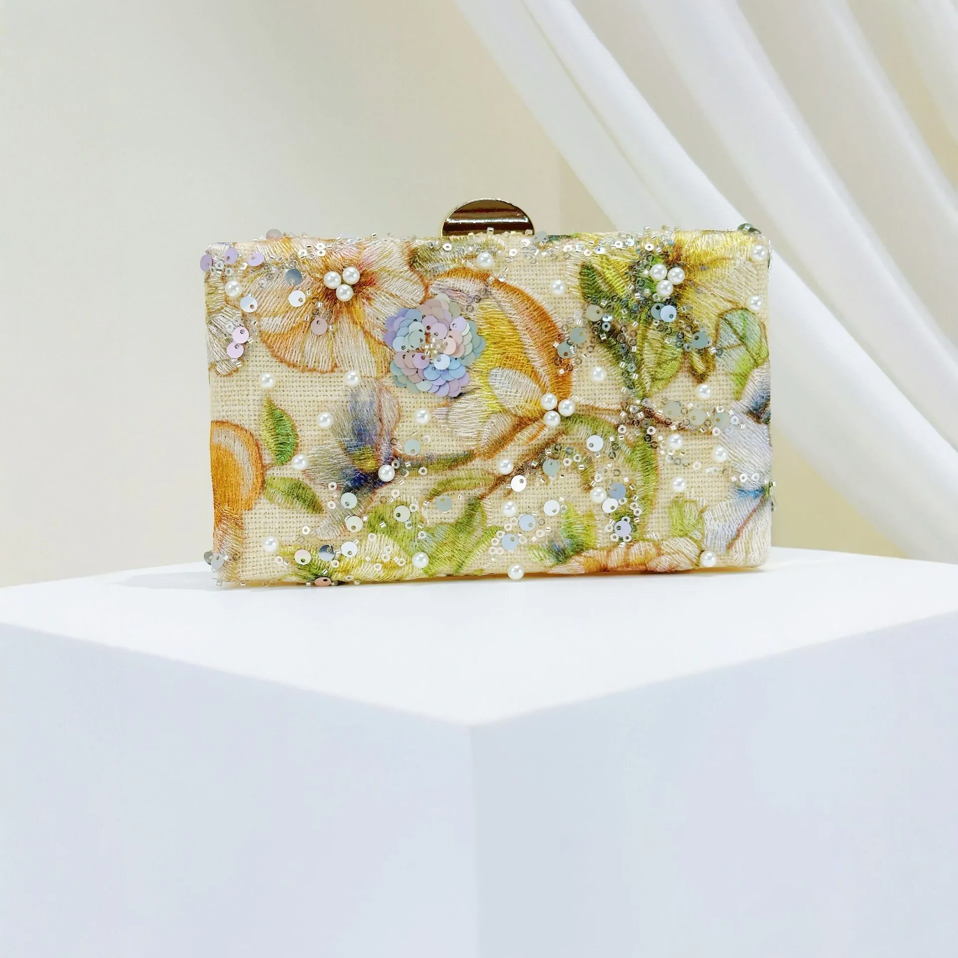 Embroidered pearl chain messenger women's French dinner celebrity dress bag new summer flower clutch