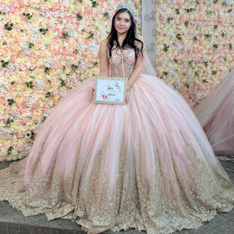 Vestidos De 15 Gaun merah muda berkilau Quinceanera manik-manik emas Applique renda dengan Cape Formal putri pesta ulang tahun