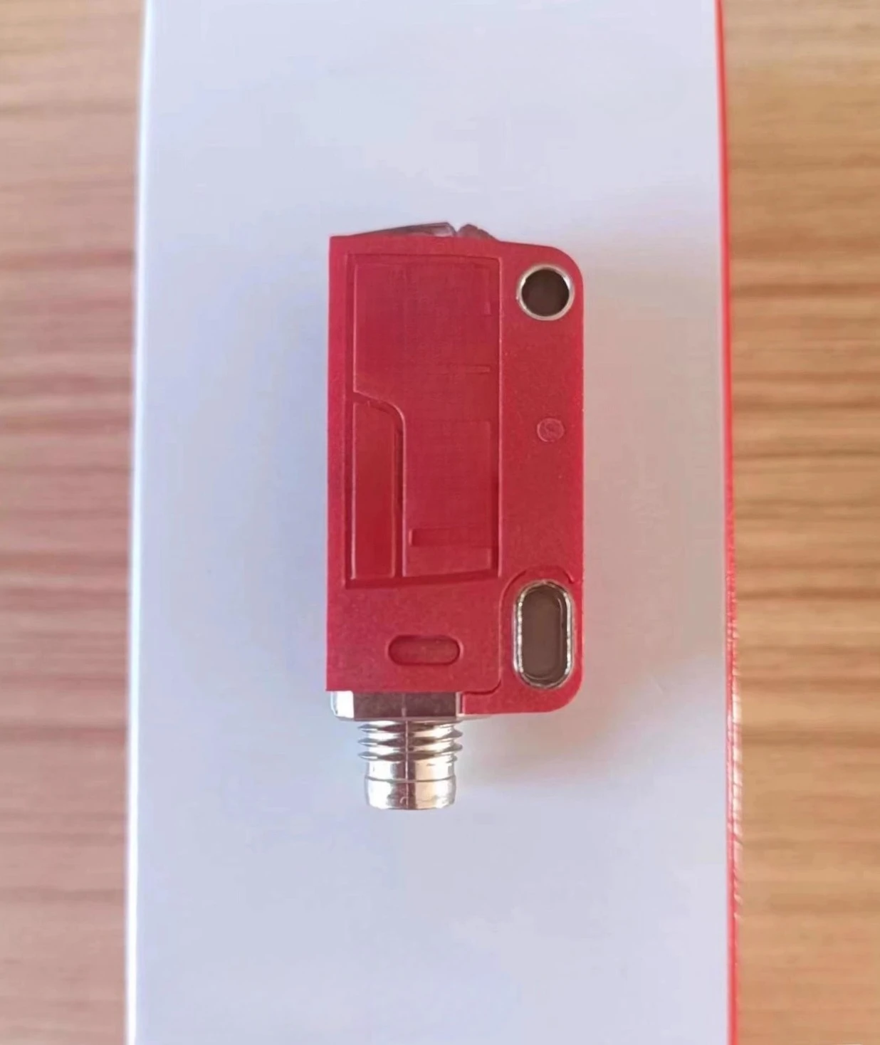 

Датчик PRK3C/6G-M8 50137154 совершенно новый и оригинальный.