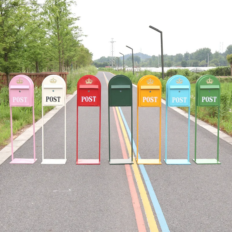 Vintage British-style ironwork outdoor rainproof and lockable mailbox, Heartfelt Mailbox, Principal's Suggestion Box