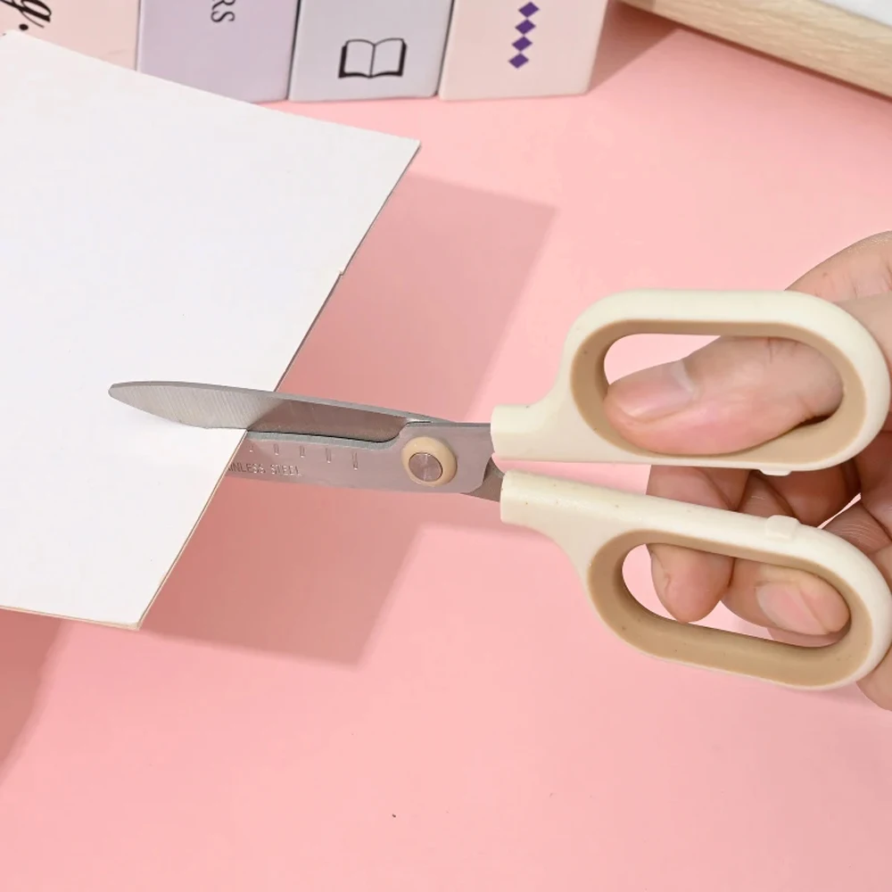 مقص مصنوع يدويًا للأطفال بلون القمح وسكين فني مدمج، ومعبأ في الورق المقوى