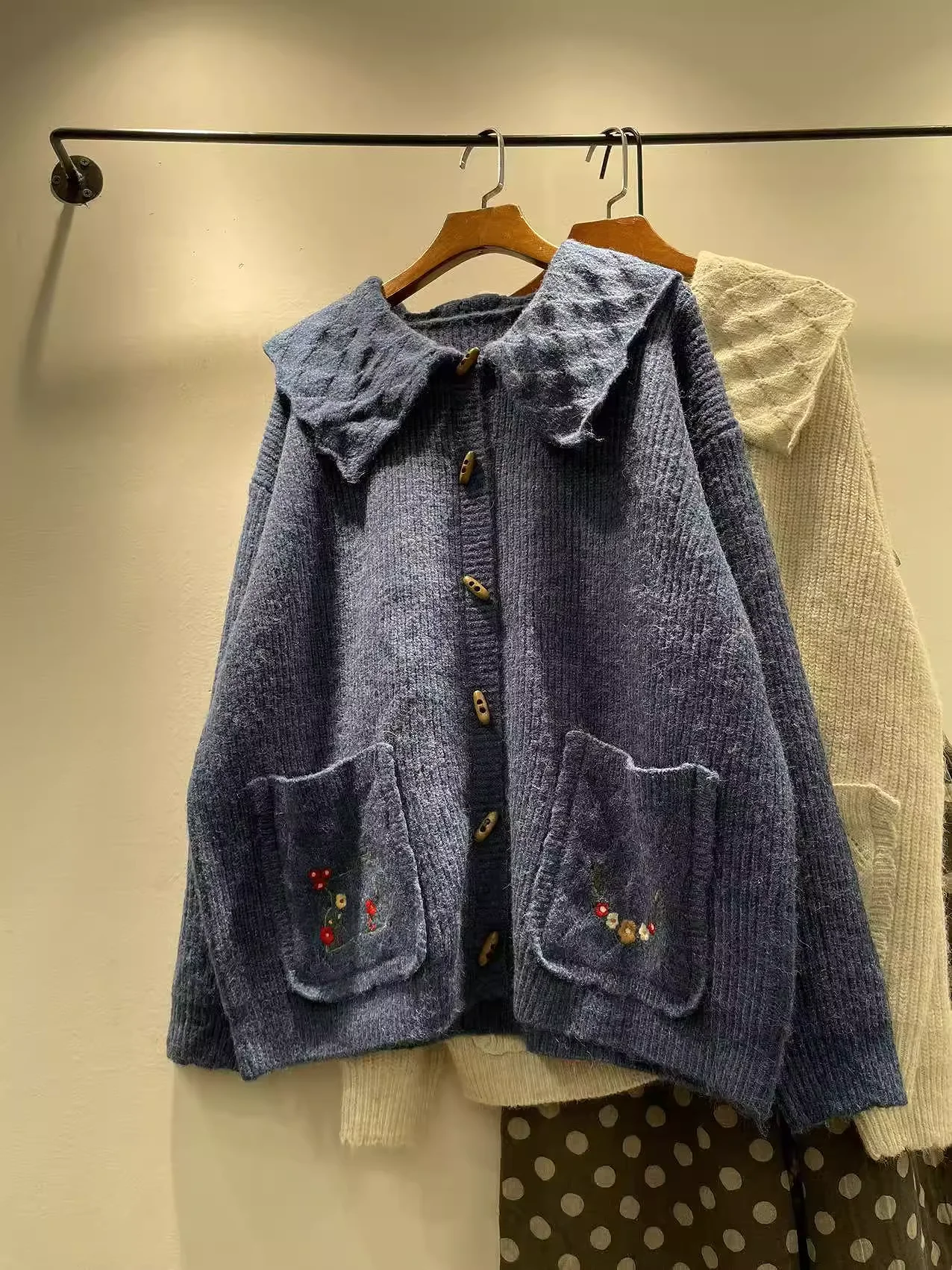 

2026 Mori Kei, одежда в японском консервативном стиле, бежевый, темно-синий свитер для женщин, толстая теплая вязаная верхняя одежда с отложным воротником