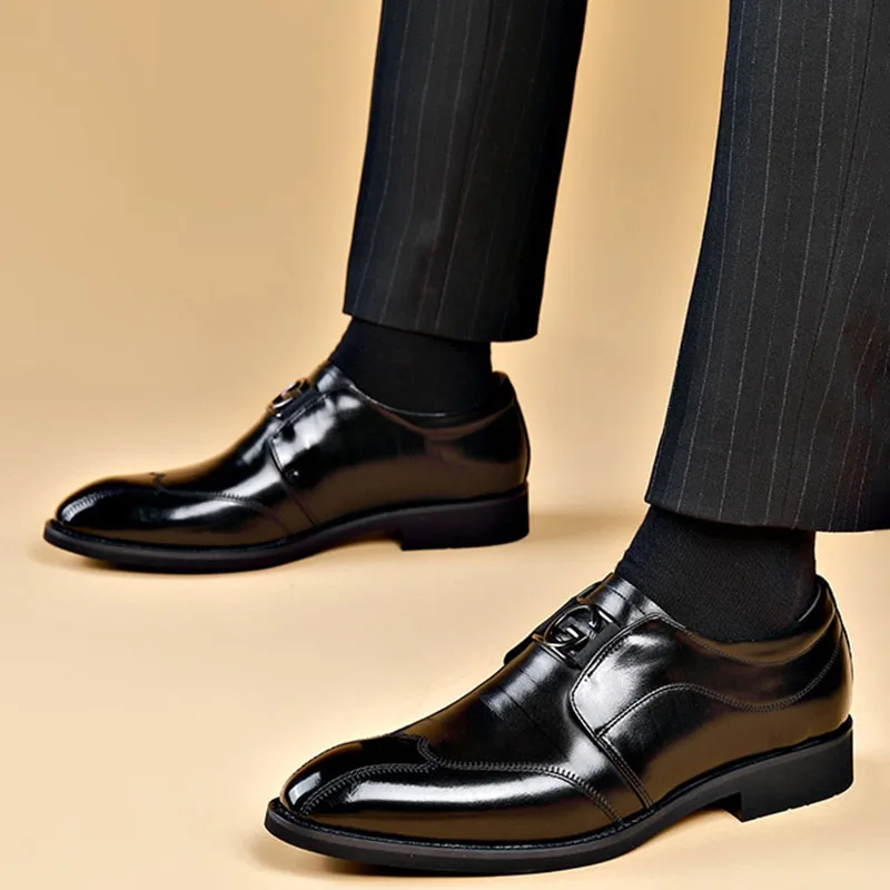高級メンズドレスシューズデザイナーレザーシューズ新しいスタイリッシュなメンズシューズ尖ったオックスフォード結婚式の靴紳士オフィスマンシューズ