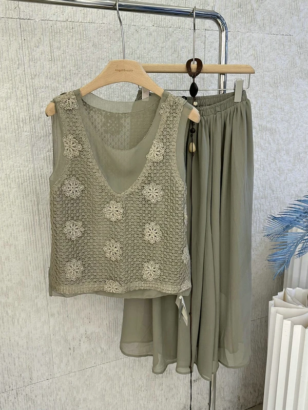 

Korean Style Loose Summer New Arrival Women's Fashion Set with Floral Embroidery Hollow out Sleeveless Vest And Half Skirt