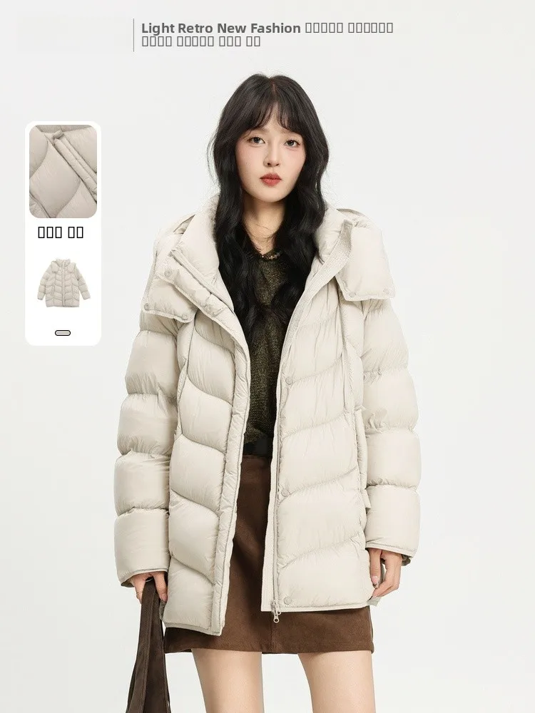 

Зимнее пуховое пальто Memory's Start Down Jaet 2025: новая модель средней длины с капюшоном и воротником-стойкой, утепленное, на молнии, из чистого пуха.