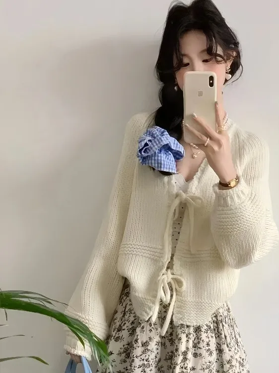 Weicher, sanfter, milchweißer, gestrickter, lockerer Damenpullover mit Gürtel, 2025, neues Frühherbst-Design-Sense-Top mit V-Ausschnitt, lange Sve-Strickjacke