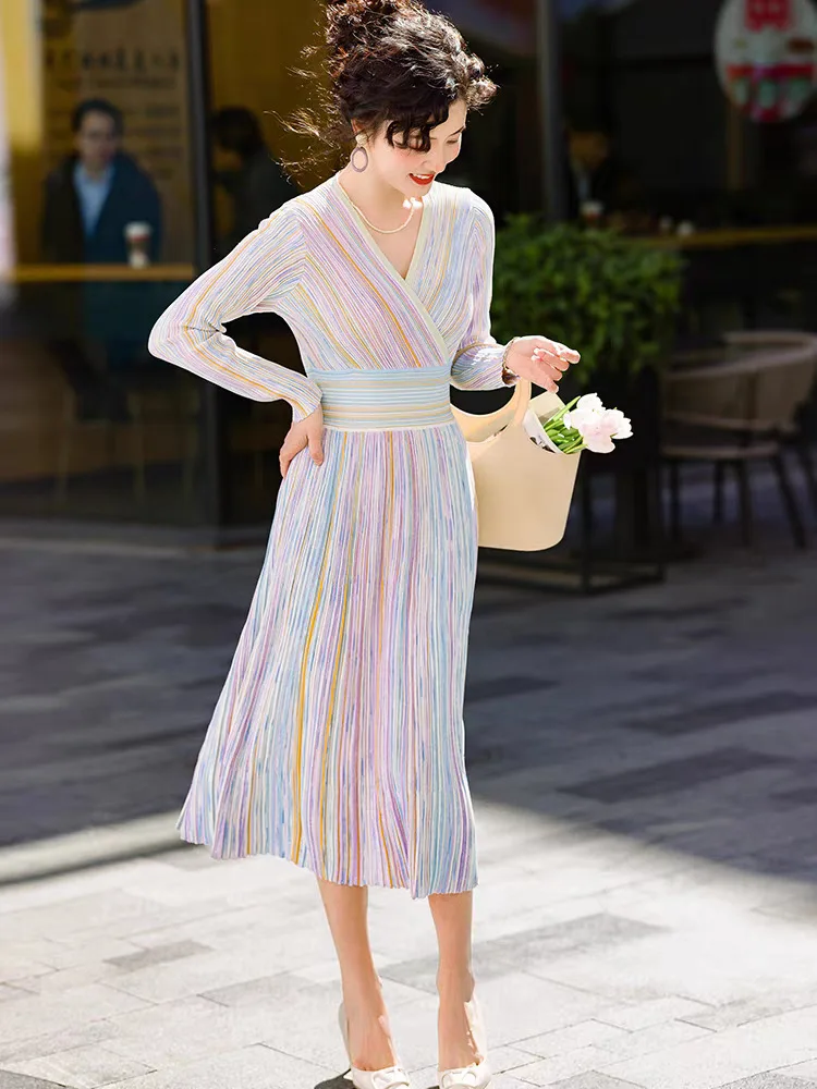 Pastellfarbenes Regenbogen-Gestreiftes Geripptes Strickkleid mit Überschnitt-V-Ausschnitt und Taillenbetonung, Dehnbares Wickelkleid, Romantisch-Chic, Trendig für Alltag und Dates – Detail 5