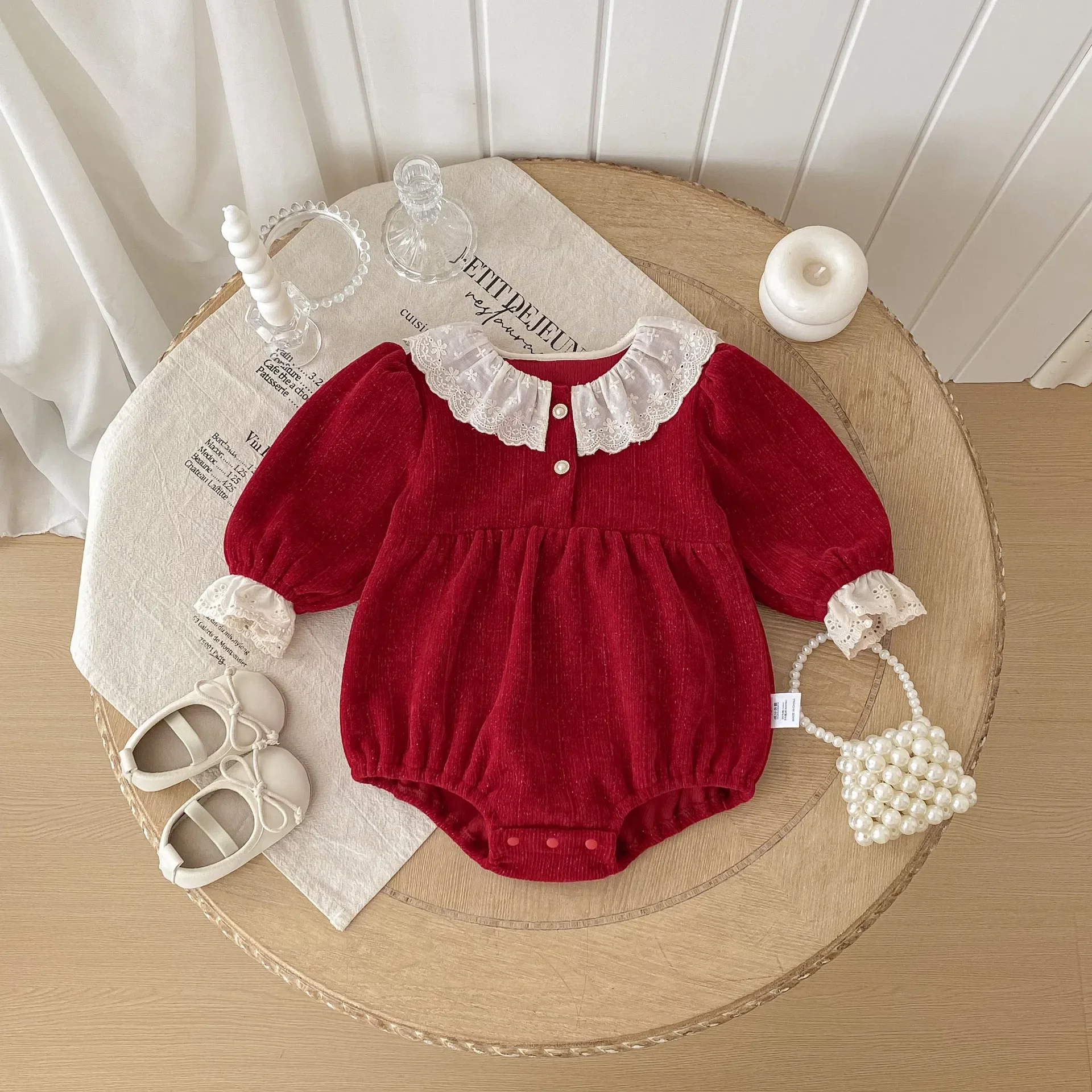 

Весенне-осенняя одежда для маленьких девочек, красный праздничный комбинезон с кружевным воротником и манжетами с рюшами, вельветовый наряд на день рождения, 100-дневный наряд