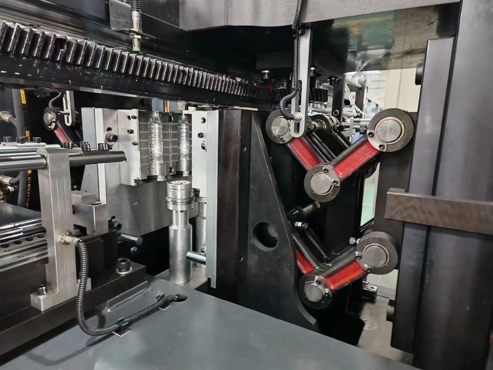 PET Blow Molding Machine Anti Leak Plastic Bottle Maker for Sauce PET Bottle Production Workshop