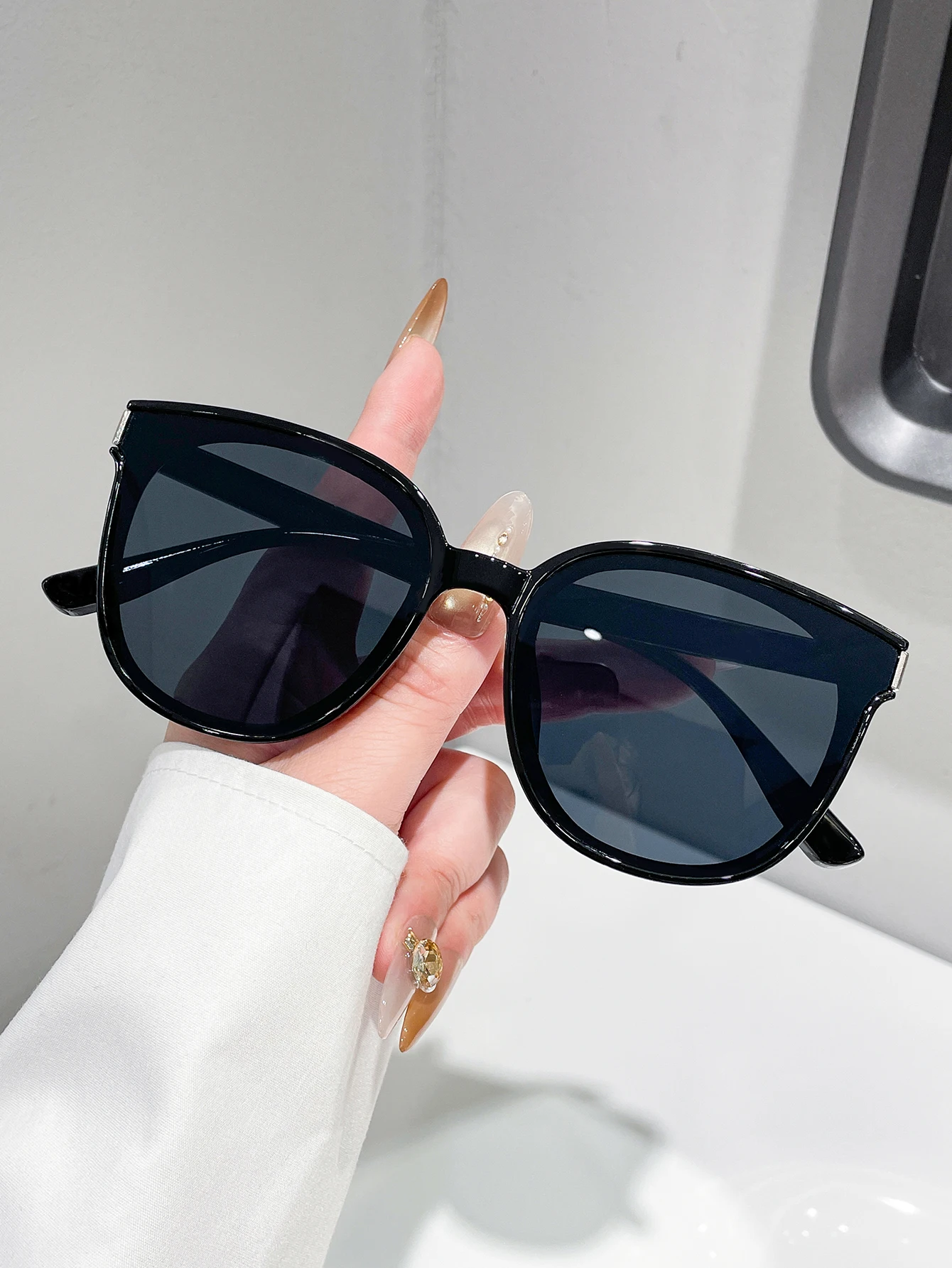 Unisex Retro Minimalist Solid Color Square Frame Glasses for Daily Wear Driving And Street Photography