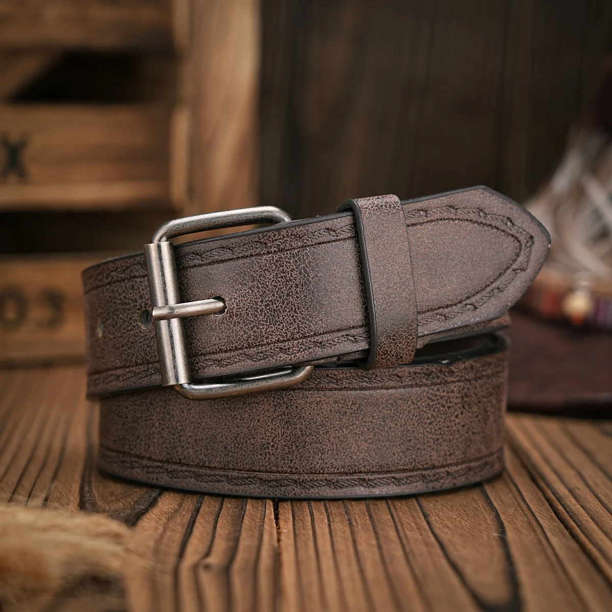 A men\'s and women\'s matching belt with retro button closure, PU faux thread embossed belt, casual style, versatile.
