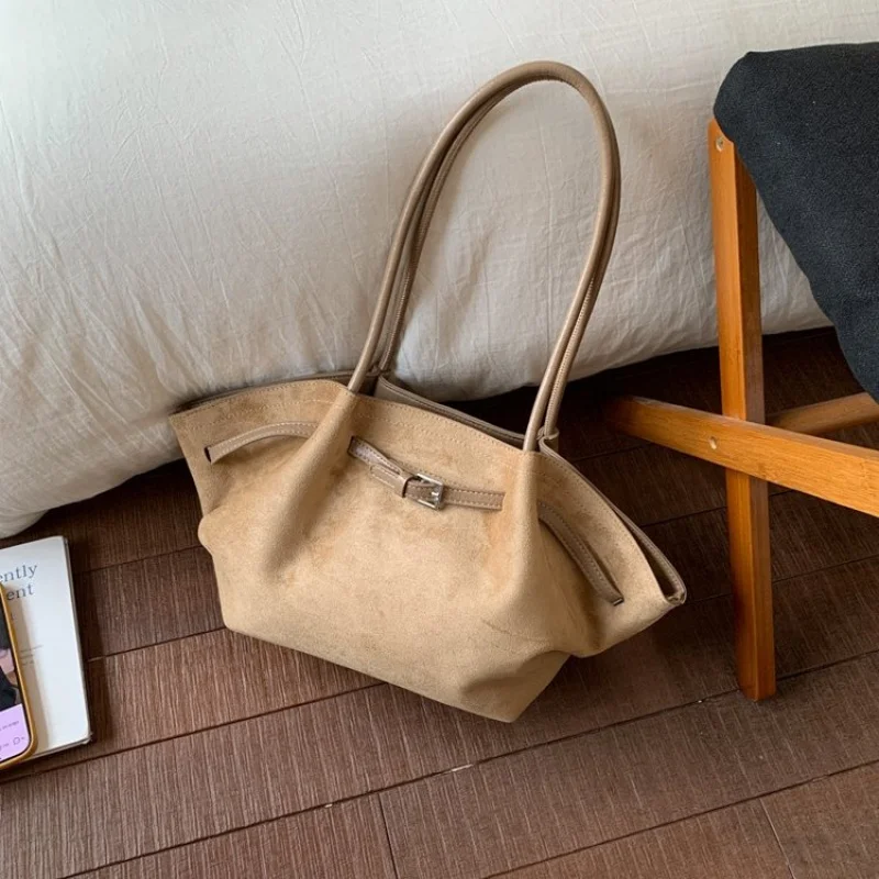 

Элегантный женский клатч с металлической застежкой в раме и съемным ремешком на запястье для свадеб, официальных вечеринок и мероприятий