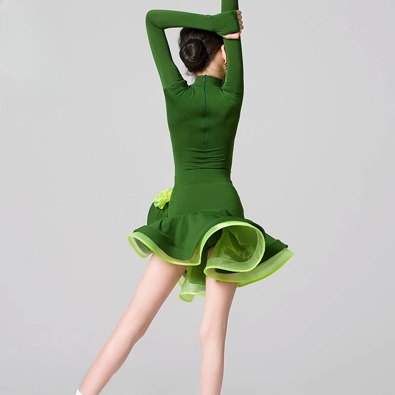 The new children's Latin dance practice dress is a high-end two-piece set for girls' performances, which is very stylish