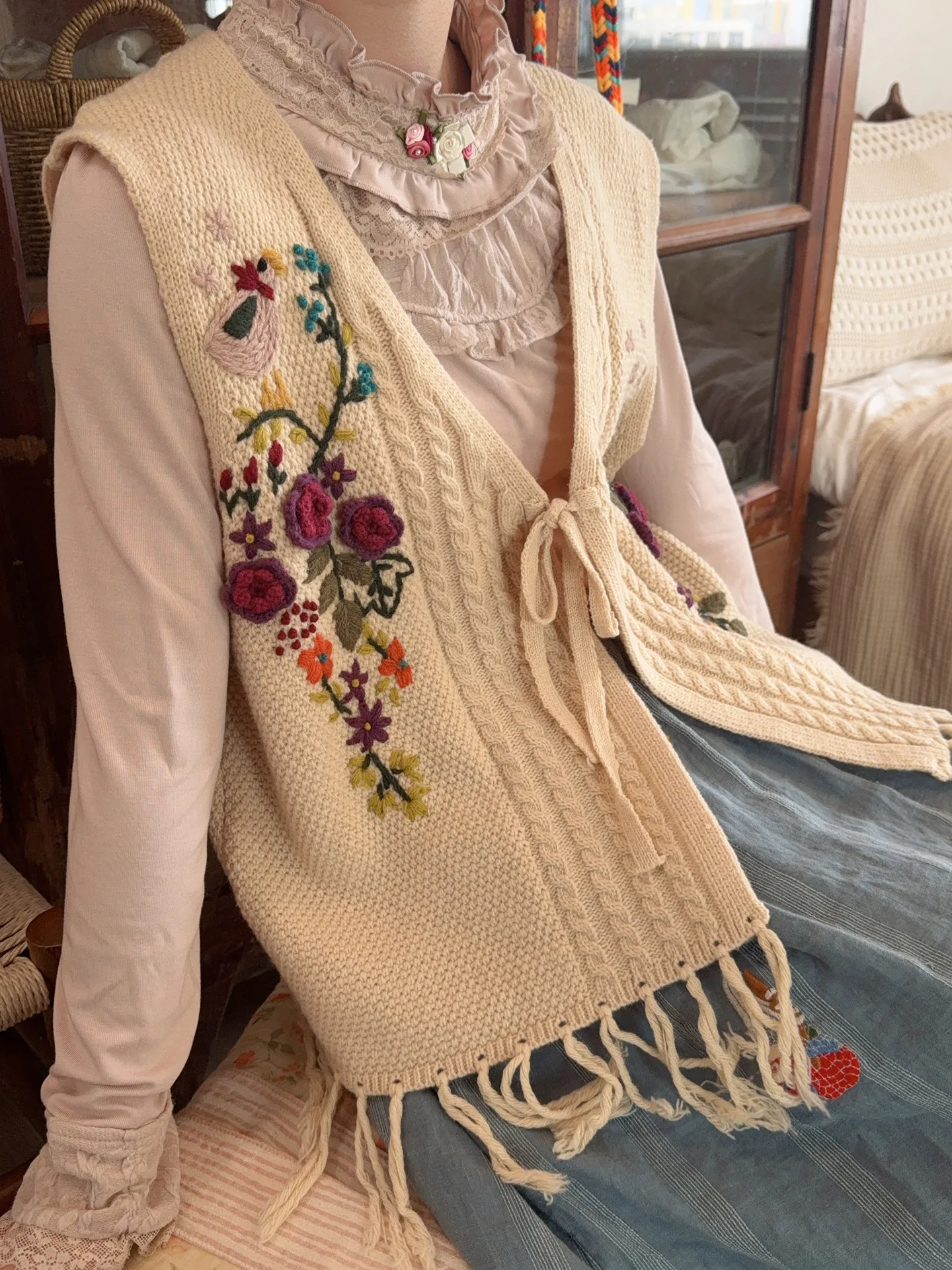 

TIYIHAILEY Knitted Sweaters Sleeveless Spring And Autumn Lace Up Vest 2026 Wool Tops Embroidery Beige Hand Made Tassels Fashion