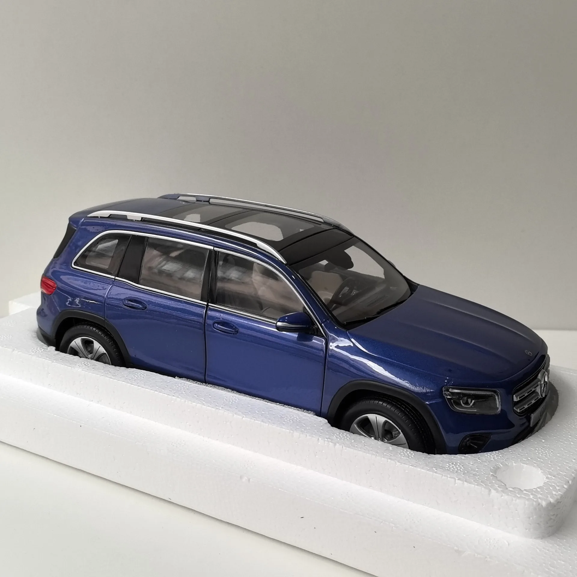 Modèle de voiture en alliage moulé sous pression BENZ BENZ GLB, échelle 1:18, jouet de collection, cadeau, affichage Souvenir, ornement