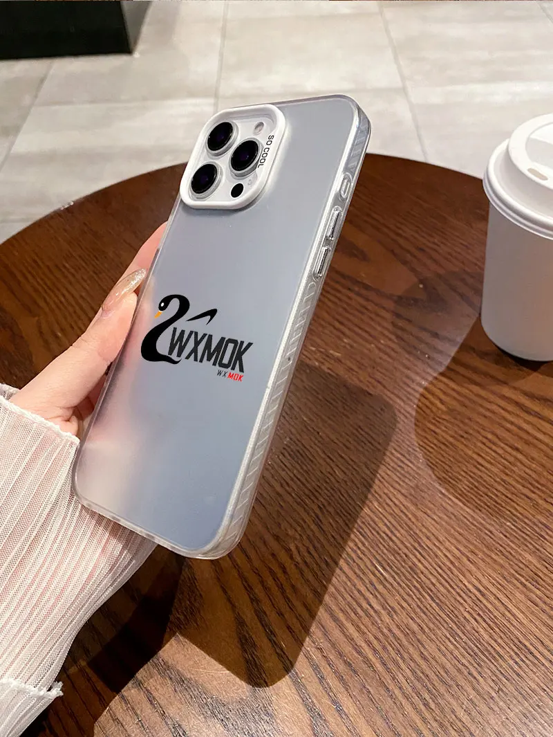 WXMOKブランド柄入りスマホケース iPhone 17 16 15 Plus 14 13 12 11 Pro Max X XS XR 7 8 SE 17Pro対応 カラーシルバー背面カバー ファンダ