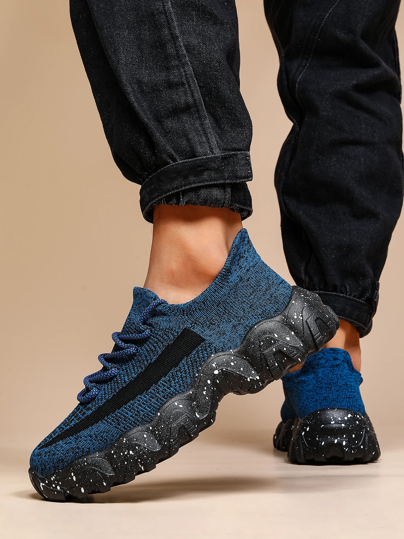 Atmungsaktive Herren-Sneaker aus Strickstoff, leichte, elastische Laufschuhe, rutschfeste, robuste Gummisohle, sportliche Schuhe. – Detail 4