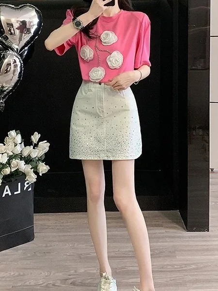 ชุดเซ็ตสองชิ้น เสื้อยืดลายดอกไม้ 3 มิติ ดีไซน์หรูหราเบาๆ สไตล์ทันสมัยสำหรับผู้หญิง พร้อมกระโปรงยีนส์ประกายวิบวับ