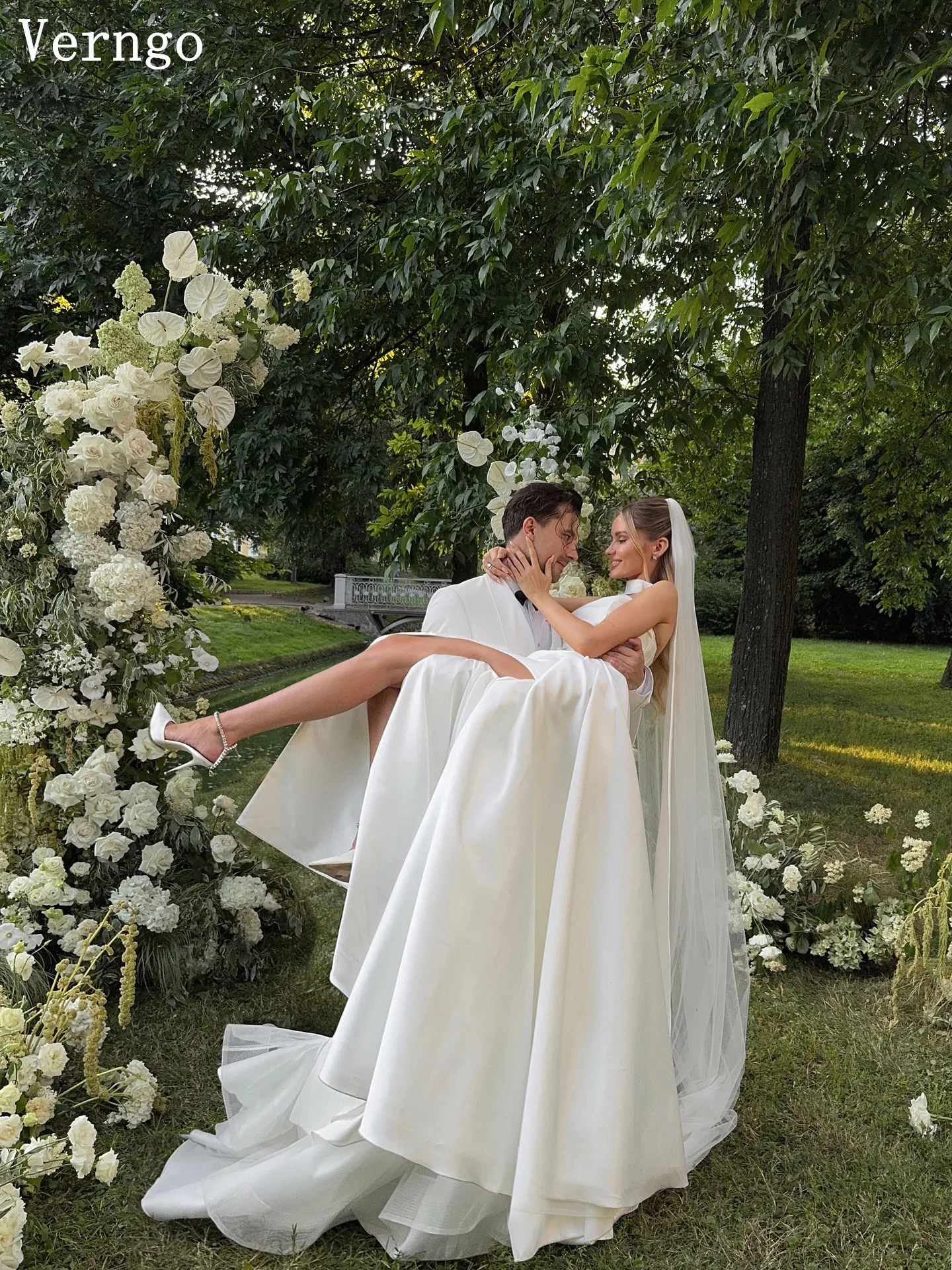 فستان زفاف Verngo أنيق من الساتان بدون حمالات على شكل حرف A بفتحة أمامية فساتين زفاف سويب تراين كيب فساتين العروس حسب الطلب #2