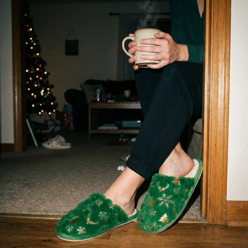 Non-Slip Plush Round Toe Slippers Golden Snowflake Elk Xmas Tree Print Christmas House Slippers Soft Fuzzy Couple Slippers