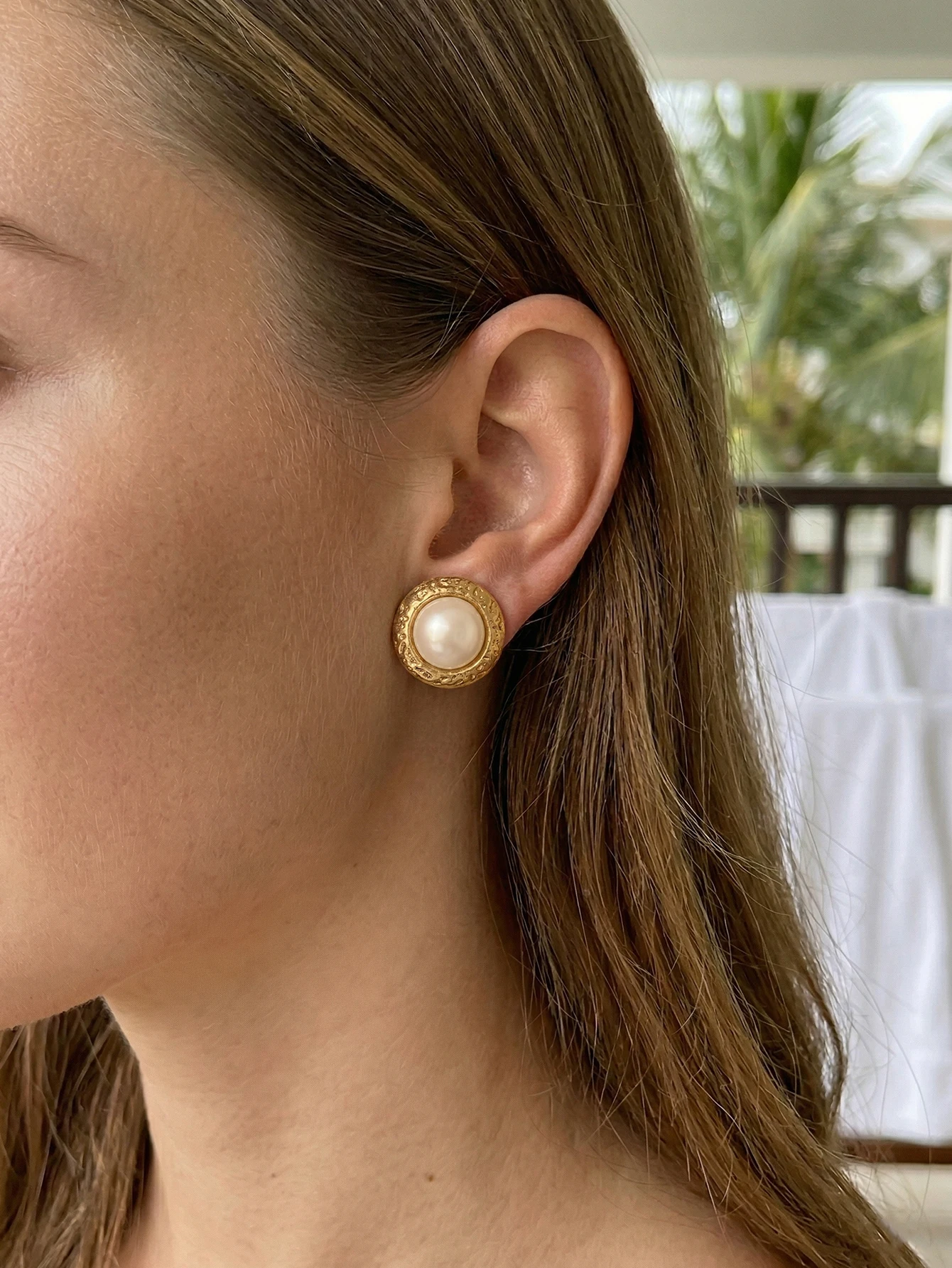 Versatile Elegant Circle Texture Shaped With Imitation White Round Pearl Stud Earrings for Women Stainless Steel Jewelry Gift