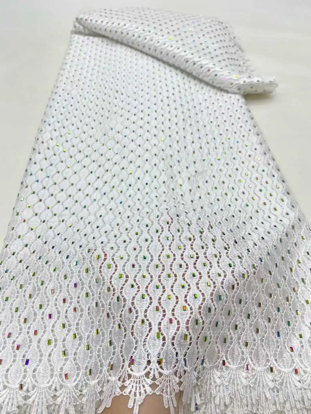 الحليب الأفريقي الحرير الحبل الدانتيل النسيج 2025 شمسيّة دانتيل عالية الجودة 5 ياردة النيجيري الفرنسي شبكة الدانتيل بالحجارة لخياطة فستان الزفاف