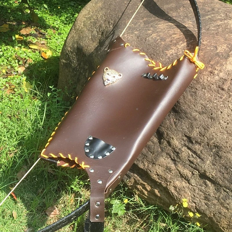 Etui-traditionnel-en-cuir-pour-arc-classique-et-fleche