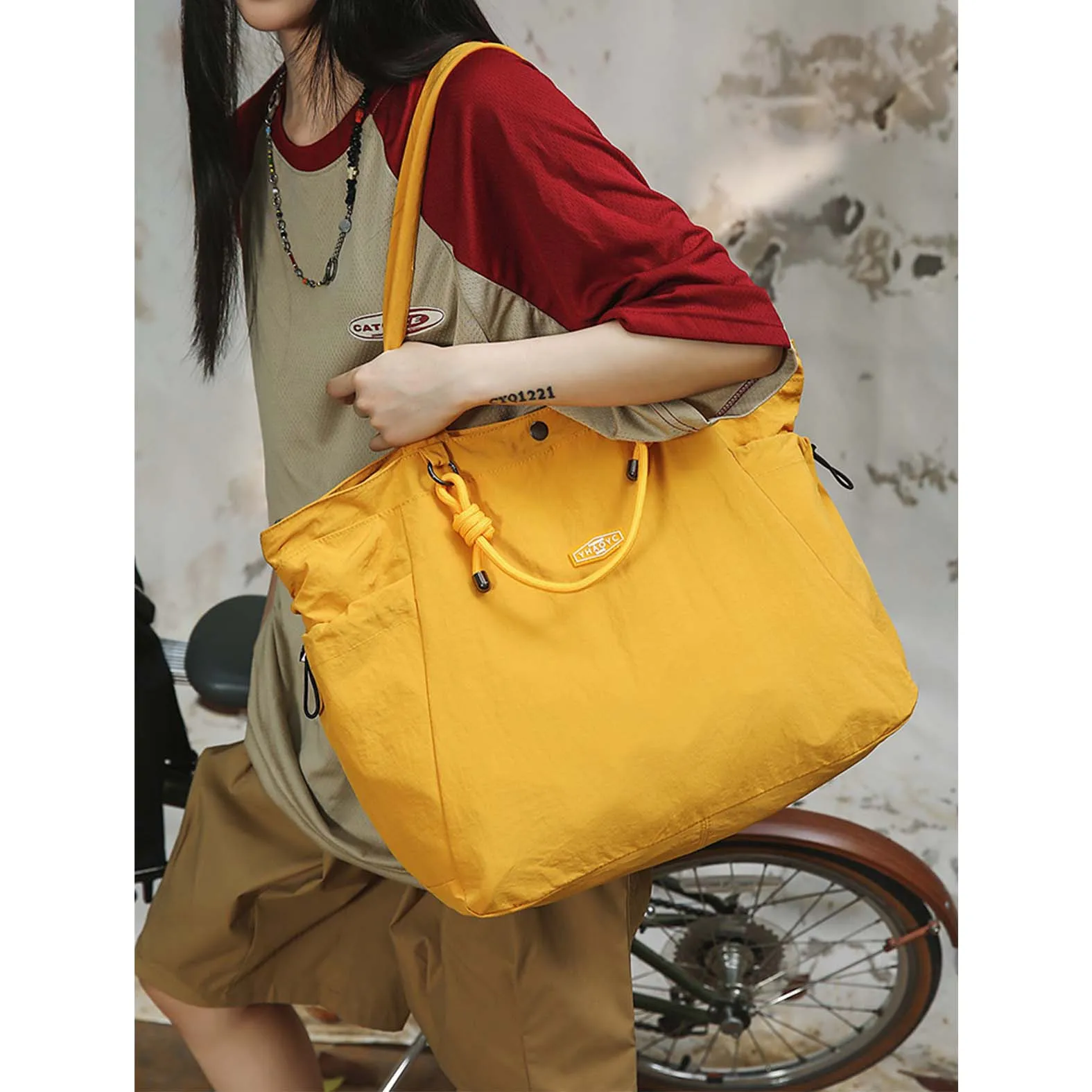 

Large capacity nylon travel bag 2025 new simple and casual versatile one shoulder armpit bag commuting tote bag