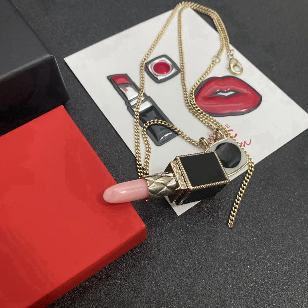 

Personality European and American fashion lipstick shape exquisite necklace