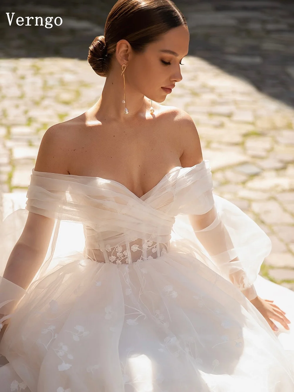 Verngo lvory Tulle Wedding Dress Appliques Sweetheart A Line Bridal Gowns Elegant Sweap Train Women Bride Dress Customized