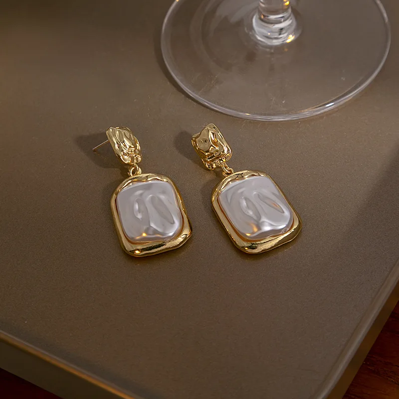 Square Imitation Pearl Dangle Earrings for Women Golden Metal Irregular Frame Drop Earrings Trendy Statement Jewelry Gift