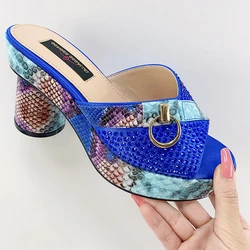 Top alla moda designer italiani 2023 scarpe da donna estive con stampa serpente diamante brillante punta tonda di lusso con tacchi alti