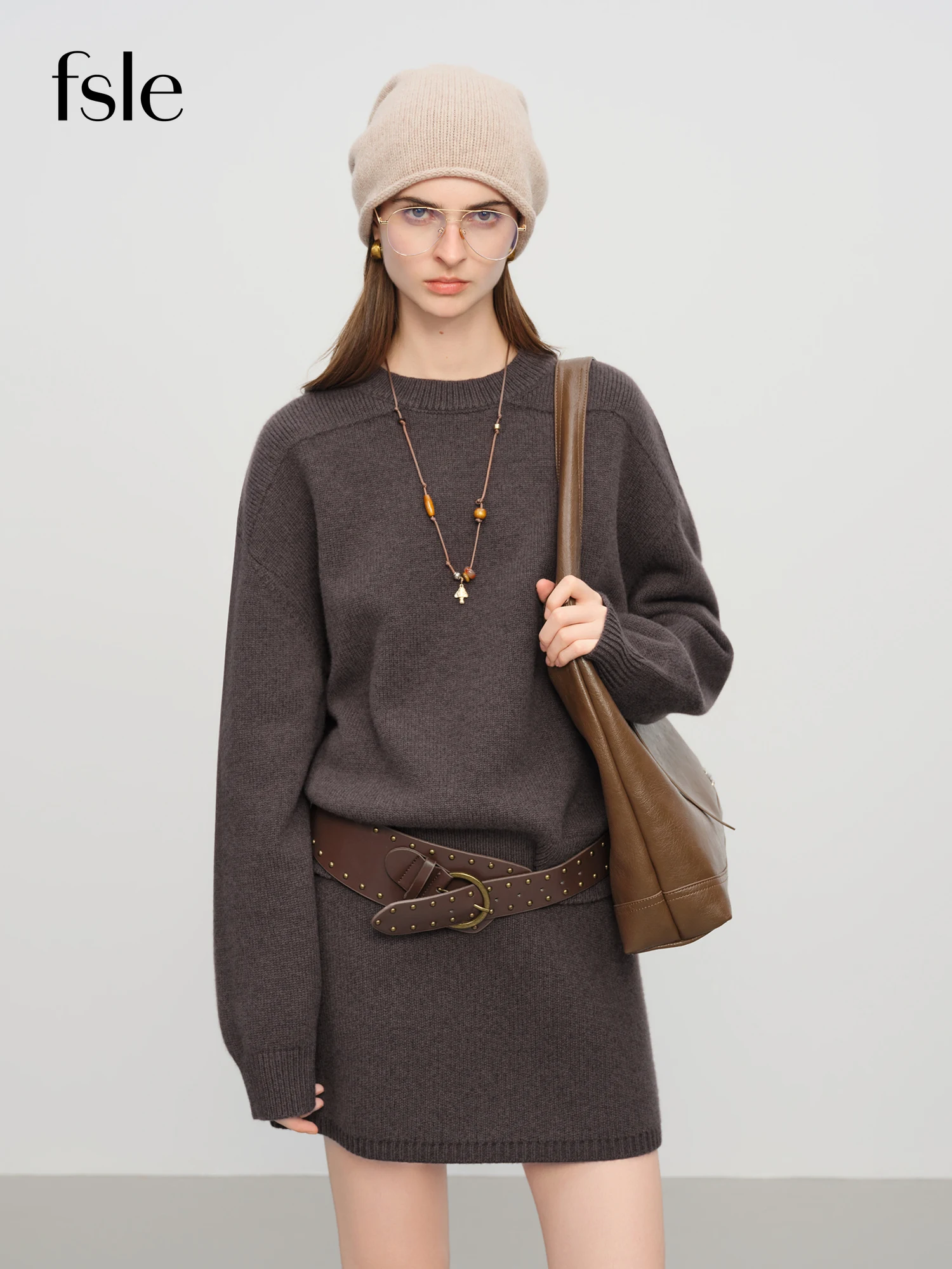 

FSLE【Премиум-серия】 Женский минималистичный трикотажный комплект зимы 2025 — свитер с круглым вырезом и юбка трапециевидной формы, повседневный комфортный комплект из двух предметов